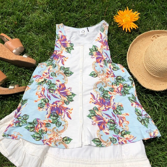 Anthropologie Tops - 🌺 Anthropologie “Akemi + Kin” CUTE Floral Top Sm!